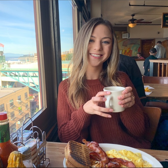 Meet Your Posher, Olivia🌻🎀💄 - Picture 3 of 4